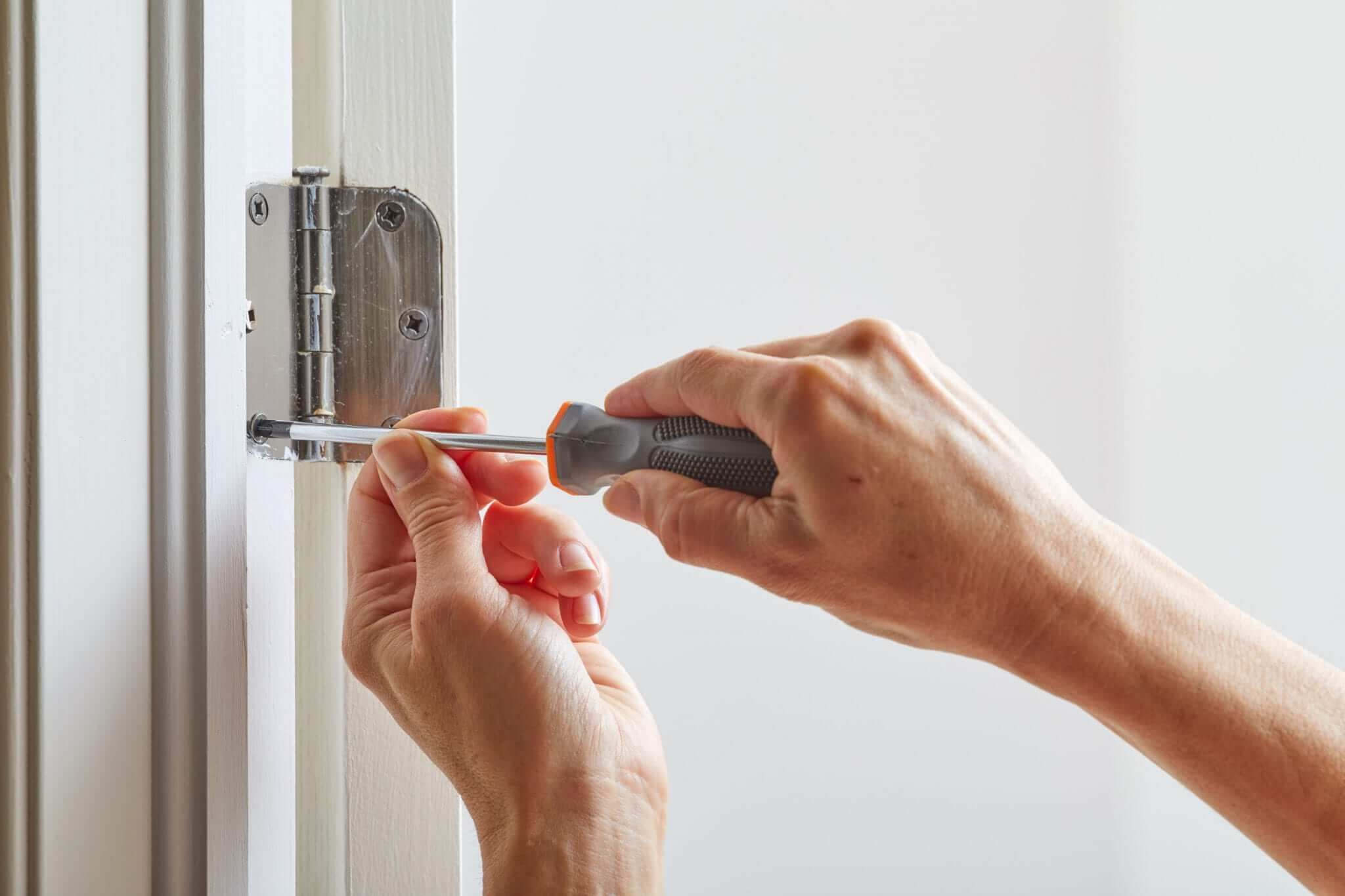 lock snapping hinge